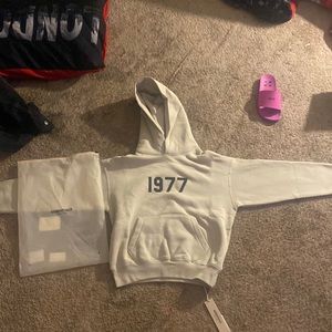 Hey, I’m selling my essentials hoodie because I cannot fit just got it real btw